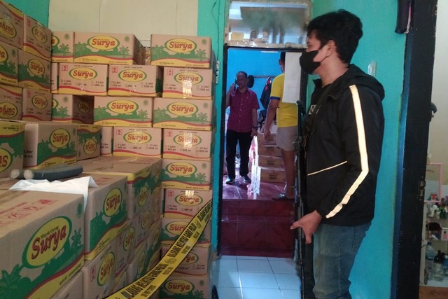 Polisi Temukan Ratusan Dus Minyak Goreng yang Ditimbun Warga di Makassar